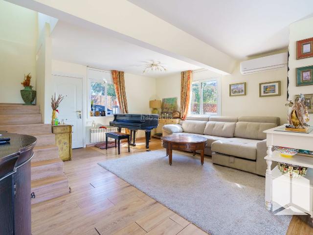 Chalet en venta en Castelldefels, Montmar. Exclusividad y versatilidad en una de las ubicaciones más privilegiadas de Castelldefels. Chalets.