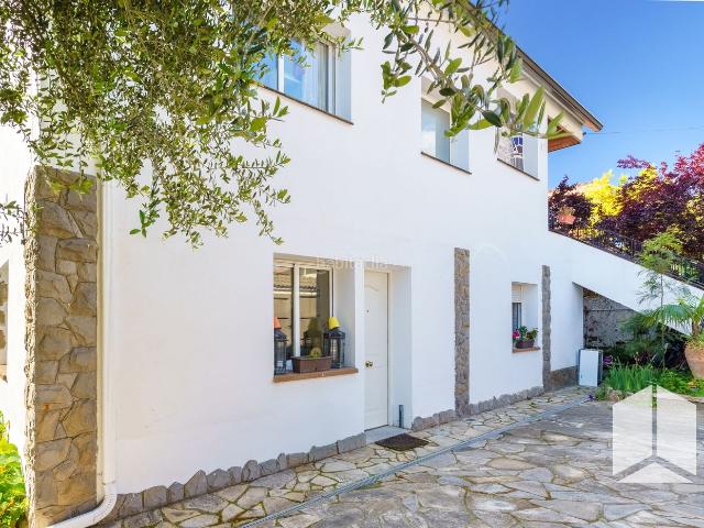 Chalet en venta en Castelldefels, Montmar. Exclusividad y versatilidad en una de las ubicaciones más privilegiadas de Castelldefels. Chalets.