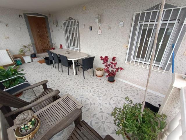 Chalet en venta en Castellet i la Gornal. CHALET ESQUINERO CON PISCINA Y VISTAS AL MAR. Chalets Castellet i la.