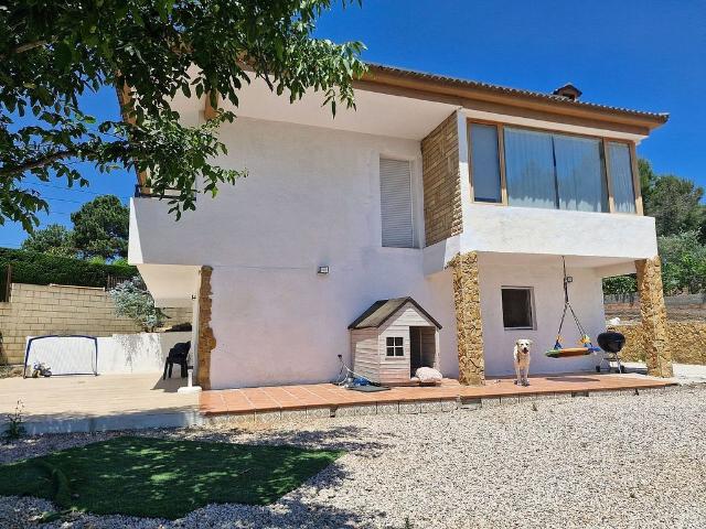 Chalet en venta en Castellvell del Camp, de 160 m² 3 habitaciones por 375.000