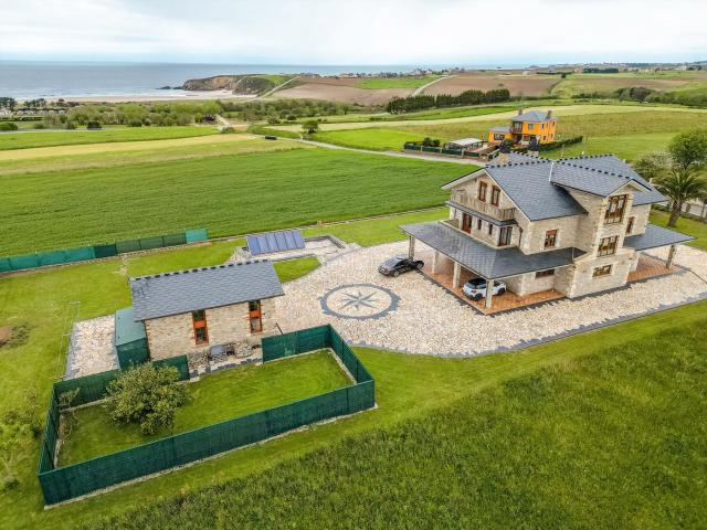 Chalet en venta en Castropol. ^*^MAJESTUOSO CHALET INDIVIDUAL DE TRES PLANTAS FRENTE AL MAR, CON UNA FANTASTICA PARCELA LLANA Y UNA SEGUNDA EDIFICACION^*^ La. Chalets.
