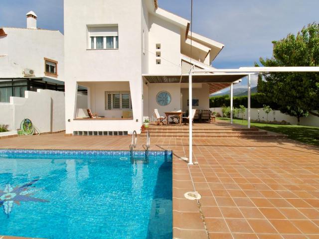Chalet en venta en Cenes de la Vega. Exclusivo chalet con piscina, jardín y vistas únicas en Cenes de la Vega. Chalets Cenes de la.