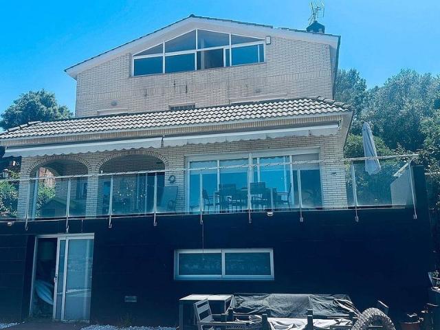 Chalet en venta en Cerdanyola del Vallès, de 396 m² 4 habitaciones por 675.000