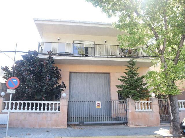 Chalet en venta en Cerdanyola del Vallès, de 489 m² 4 habitaciones por 675.000