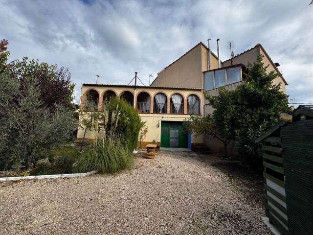 Chalet en venta en Cerollera La. La Cerollera Casa con jardín y garaje. Chalets Cerollera.