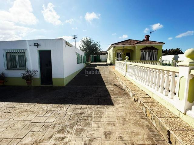 Chalet en venta en Chiclana de la Frontera, Los Franceses La Vega. CHALET CON PISCINA Y APARTAMENTO DE INVITADOS EN EL PINAR DE LOS FRANCESES. Chalets Chiclana de la.