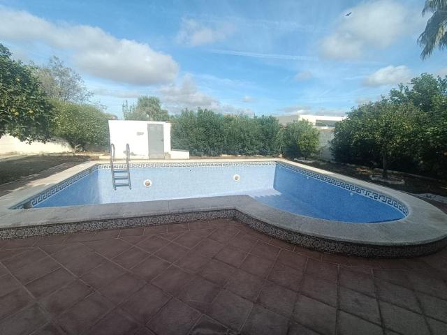 Chalet en venta en Chiclana de la Frontera, Los Franceses La Vega. Chalet de 4 dormitorios y piscina en el Marquesado. Chalets Chiclana de la.