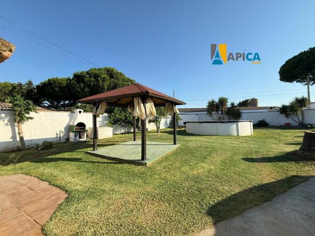Chalet en venta en Chiclana de la Frontera, Los Franceses La Vega. ESPECTACULAR CHALET EN LA DEHESILLA! CON PISCINA, BARBACOA Y LUZ DE RED. Chalets Chiclana de la.