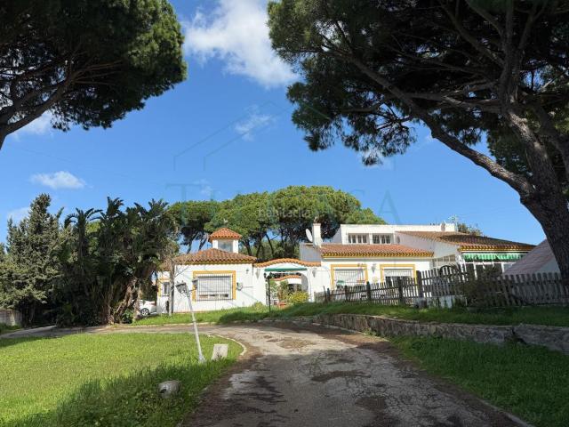 Chalet en venta en Chiclana de la Frontera, Los Franceses La Vega. Espectacular finca de 7.000 m2, un complejo único e hipotecable. Chalets Chiclana de la.