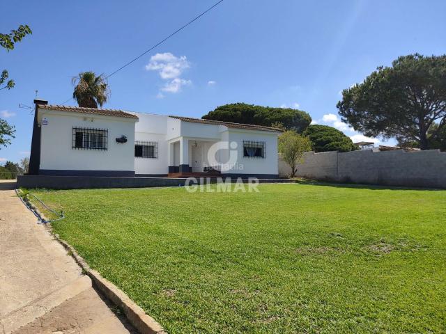 Chalet en venta en Chiclana de la Frontera, Los Franceses La Vega. Este chalet independiente ubicado en una parcela de 6.800 m2, el inmueble de 108 m2c destaca por su diseño práctico con una distri.