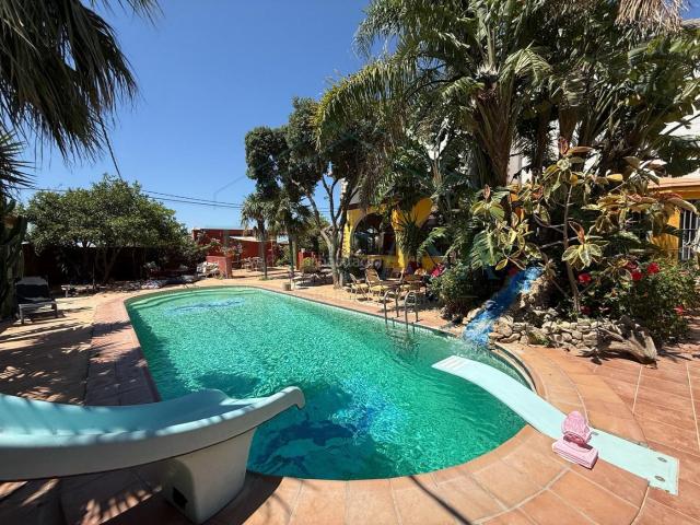 Chalet en venta en Chiclana de la Frontera, Los Franceses La Vega. Se vende precioso terreno de 900 m2 con un gran chalet principal y otra construcción independiente. Chalets Chiclana de la.