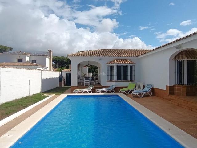 Chalet en venta en Chiclana de la Frontera, Los Gallos. Chalet de 3 dormitorios con piscina en Cerromolino. Chalets Chiclana de la.