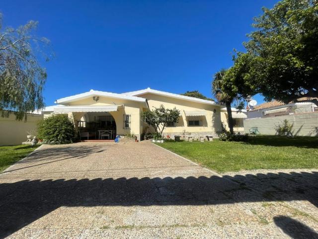 Chalet en venta en Chiclana de la Frontera, Los Gallos. CHALET EN VENTA, CHICLANA, ZONA LOS GALLOS. Chalets Chiclana de la.
