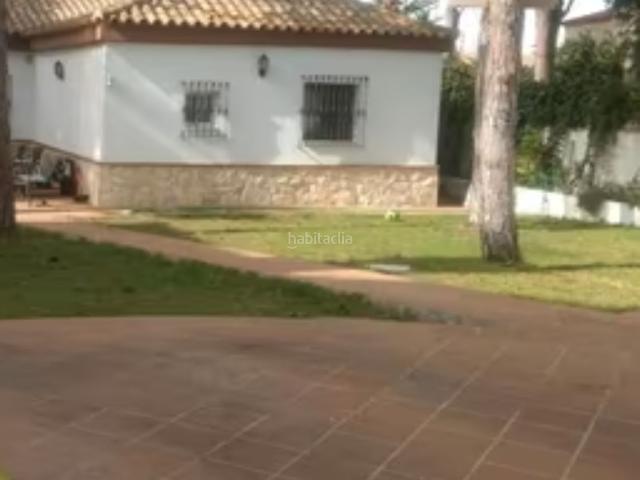 Chalet en venta en Chiclana de la Frontera, Los Gallos. Chalet urbano a 2km de la playa. Chalets Chiclana de la.