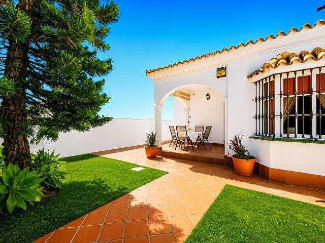 Chalet en venta en Chiclana de la Frontera, Los Gallos. CHALET URBANO CON PISCINA PRIVADA A 3 KM DE LA PLAYA DE LA BARROSA LOS GALLOS, CHICLANA. Chalets Chiclana de la.