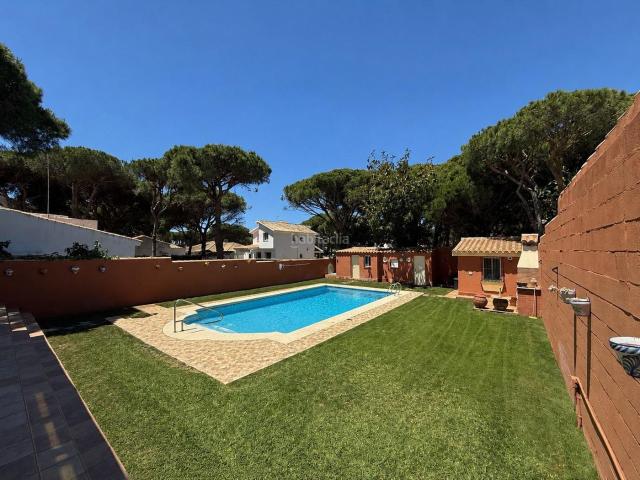 Chalet en venta en Chiclana de la Frontera, La Barrosa. Chalet de 5 dormitorios y piscina a 500 metros de la playa La Barrosa. Chalets Chiclana de la.
