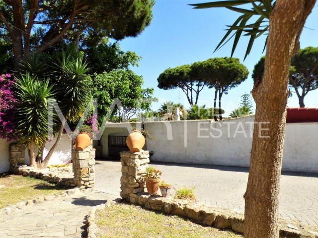 Chalet en venta en Chiclana de la Frontera, La Barrosa. Excepcional propiedad cerca de la playa. Chalets Chiclana de la.