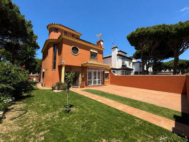 Chalet en venta en Chiclana de la Frontera, La Barrosa. Exclusivo chalet independiente con piscina privada a solo 500 metros de la Playa de La Barrosa. Chalets Chiclana de la.