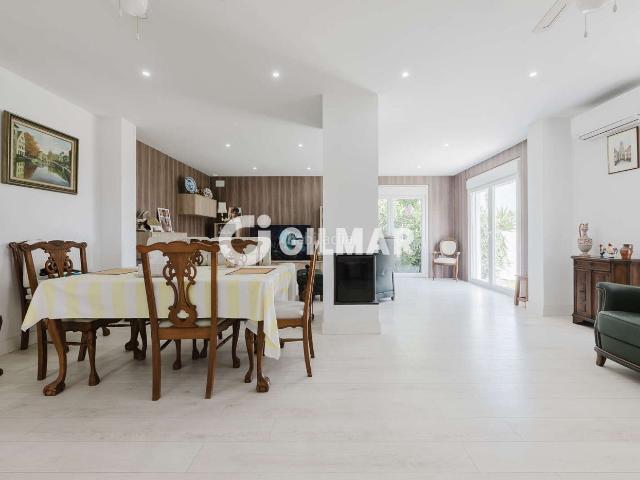 Chalet en venta en Chiclana de la Frontera, Las Lagunas Campano. Te presentamos este chalet independiente situado en Chiclana de la Frontera, en la zona conocida como Carretera de Las Lagunas, ce.