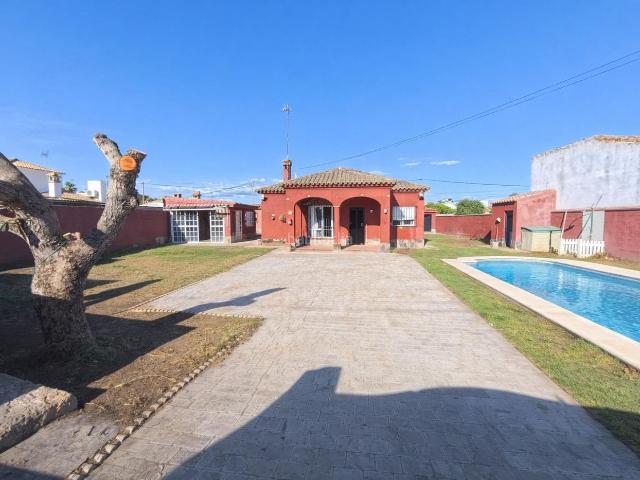 Chalet en venta en Chiclana de la Frontera, Las Lagunas Campano. Chalet con piscina a 5 minutos de la playa. Chalets Chiclana de la.