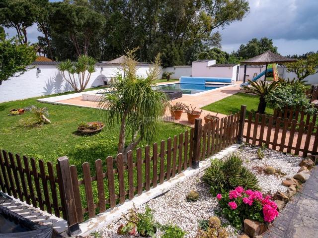 Chalet en venta en Chiclana de la Frontera, Las Lagunas Campano. CHALET A POCOS MINUTOS DE LA PLAYA. Chalets Chiclana de la.