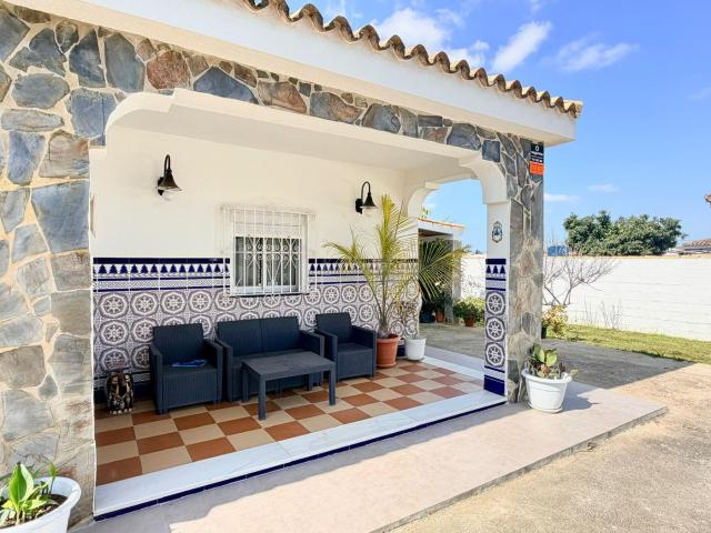 Chalet en venta en Chiclana de la Frontera, Las Lagunas Campano. Chalet de cuatro dormitorios. Chalets Chiclana de la.
