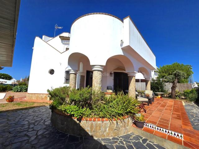 Chalet en venta en Chiclana de la Frontera, Las Lagunas Campano. EXCLUSIVO CHALET URBANO DE ALTO STANDING EN PARCELA DE 500 m2, SITUADO EN URBANIZACION LAS PALOMAS. Chalets Chiclana de la.