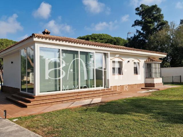 Chalet en venta en Chiclana de la Frontera, Las Lagunas Campano. Exclusiva finca rústica a solo 7 minutos de la playa de La Barrosa y del Novo Sancti Petri. Chalets Chiclana de la.