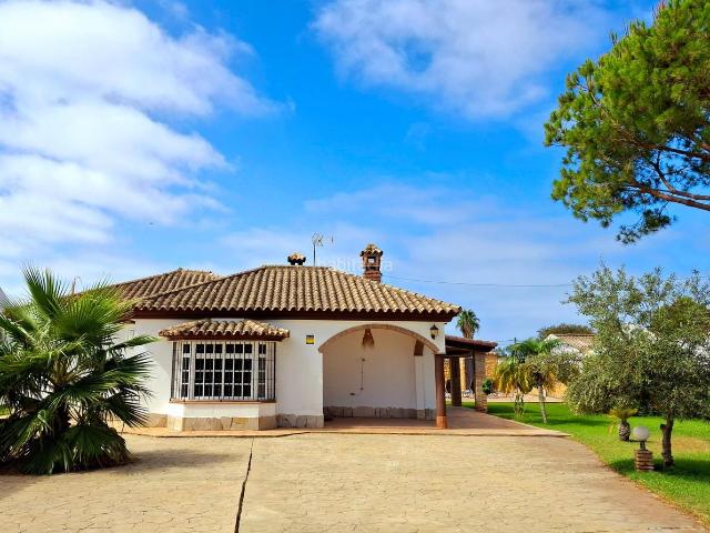 Chalet en venta en Chiclana de la Frontera, Las Lagunas Campano. EXCLUSIVA OPORTUNIDAD DE INVERSIÓN JUNTO AL NOVO SANCTI PETRI!. Chalets Chiclana de la.