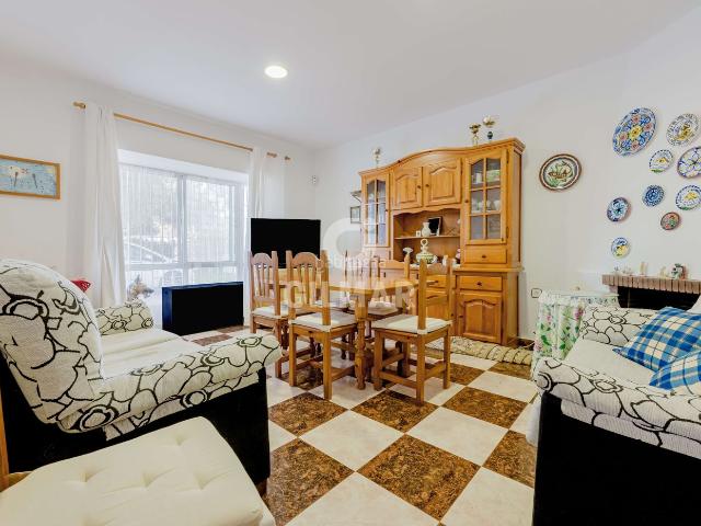 Chalet en venta en Chiclana de la Frontera, Las Lagunas Campano. Situado en el enclave residencial del Pinar de los Guisos, en Chiclana de la Frontera, este chalet independiente es una oportunida.