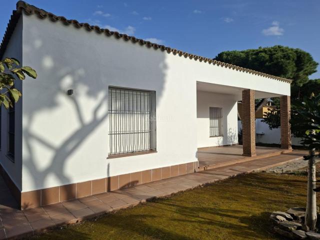 Chalet en venta en Chiclana de la Frontera, Novo Sancti Petri. Chalet urbano en zona La Barrosa. Auténtica ganga.! No es hipotecable. Chalets Chiclana de la.