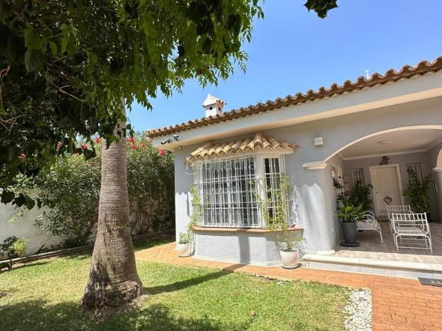 Chalet en venta en Chiclana de la Frontera, Sancti Pietri. Exclusiva Villa de Lujo en Santi Petri, La Barrosa Tu Refugio de Tranquilidad con Piscina y Jardín. Chalets Chiclana de la.