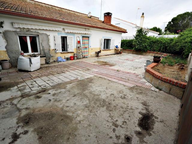 Chalet en venta en Chinchón. IBERPISOS OFRECE EN EXCLUSIVA *Casa Independiente con Piscina y Espacios Verdes*. Chalets.