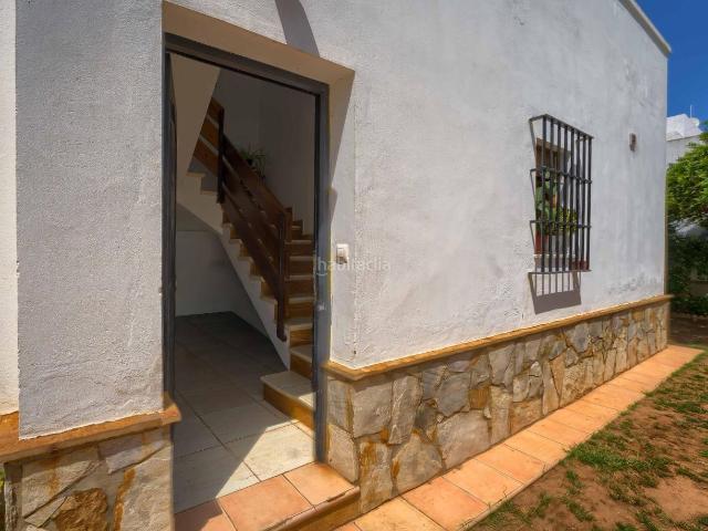 Chalet en venta en Chipiona, Playa de la Regla. Haz realidad tu sueño con esta magnífica vivienda cerca del mar. Chalets.