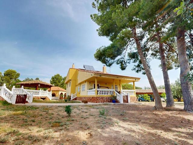 Chalet en venta en Chiva, Centro. Espectacular unifamiliar en urbanizacion Altamar, Chiva. Chalets.