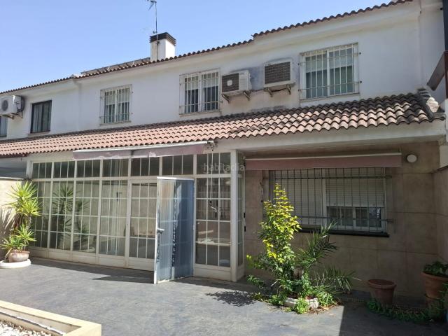 Chalet en venta en Ciudad Real, Los Rosales. Espectacular chalet adosado de 6 dormitorios, 4 baños, gran buhardilla y garaje doble. Chalets Ciudad.