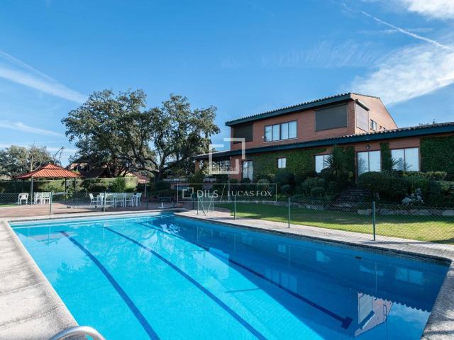 Chalet en venta en Ciudalcampo. Gran villa individual de 6 dormitorios en venta en Ciudalcampo. Chalets.