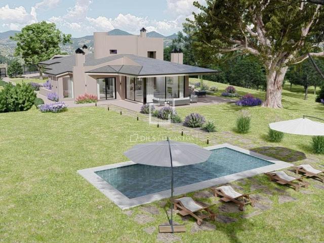 Chalet en venta en Ciudalcampo. Exclusiva casa completamente reformada con las mejores calidades en venta en primera línea del campo de golf en Ciudalcampo. Chalets.