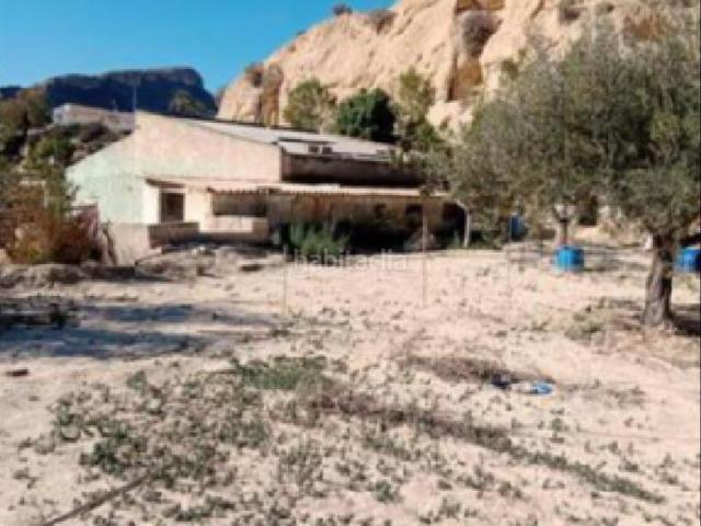Chalet en venta en Crevillente. !CDATAcampo de 3.000m, con una casa de 105m2, 6 habitaciones y piscina. Chalets.