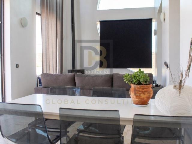 Chalet en venta en Crevillente. Espectacular chalet independiente con parcela privada, piscina con sonido subacuático, diseño contemporáneo y gran luminosidad. Chalets.