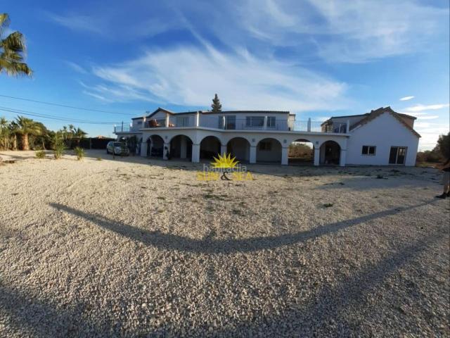 Chalet en venta en Crevillente. iexclEXCLUSIVO CHALETampnbspDE GRAN DIMENSIOacuteN EN VENTA EN CREVILLENTE!Si estaacutes buscando una propiedad realmente especial. Chalets.