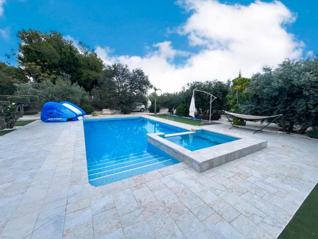 Chalet en venta en Crevillente. Villa de Lujo con Cocina de Verano a 15 minutos de Elche. Chalets.