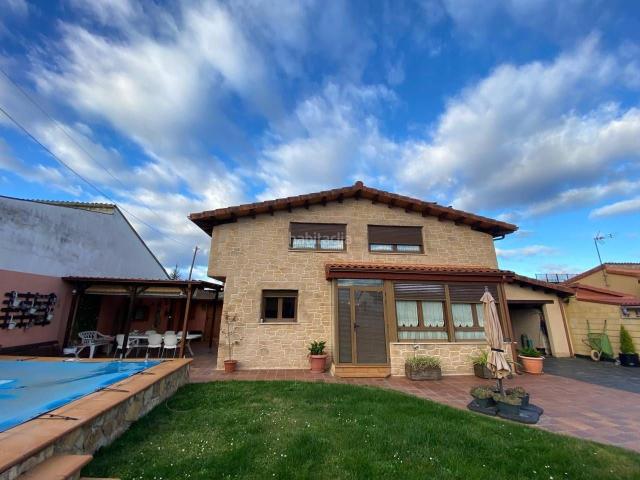 Chalet en venta en Cuadros. Casa en Calle Barrio Nuevo, 5 Cuadros. Chalets.