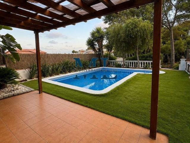 Chalet en venta en Cubelles, de 230 m² 5 habitaciones por 475.000