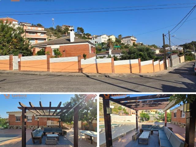 Chalet en venta en Cunit, Costa Cunit Els Jardins Els Rosers Costa Dorada. Casa a dos calles con gran parcela, piscina y jardín. Chalets.