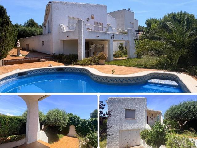 Chalet en venta en Cunit, Cunit Residencial Costa Dorada. Chalet esquinero con piscina. Chalets.