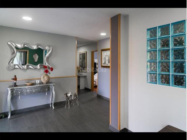 Chalet en venta en Ames, Bugallido. E&V vende chalet en las afueras de Santiago, con 6 dormitorios y dos piscinas, exterior e interior climatizada. Chalets.