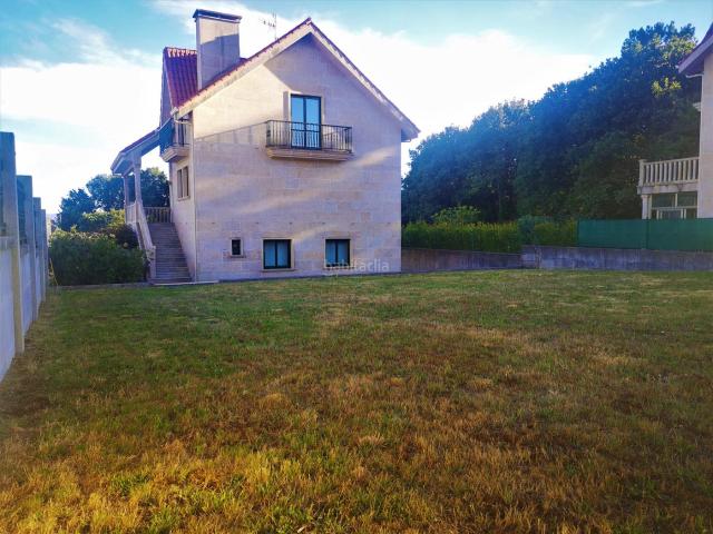 Chalet en venta en Ames, O Milladoiro. se vende chalet de piedra en la zona de Sollans 4 dormitorios vende agencia amor. Chalets.