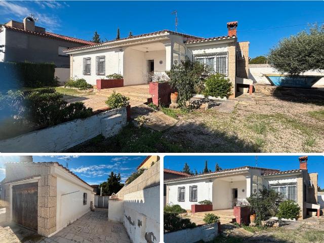 Chalet en venta en Ametlla de Mar L´, Les Tres Cales Costa Dorada. Chalet esquinero para reformar muy bien situado. Chalets Ametlla de Mar.