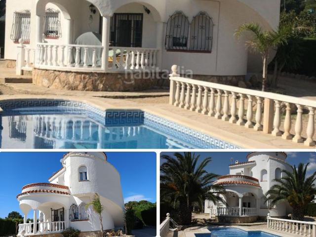 Chalet en venta en Ametlla de Mar L´, Les Tres Cales Costa Dorada. Villa preciosa con piscina privada y vistas al mar en Las Tres Calas. Chalets Ametlla de Mar.